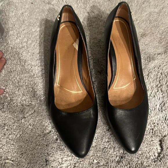 Vionic black leather pumps, EUC, size 9 - Picture 2 of 9